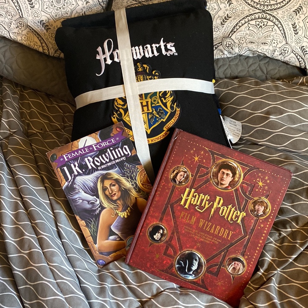 HARRY POTTER Blanket, Pillow, and Books bundle